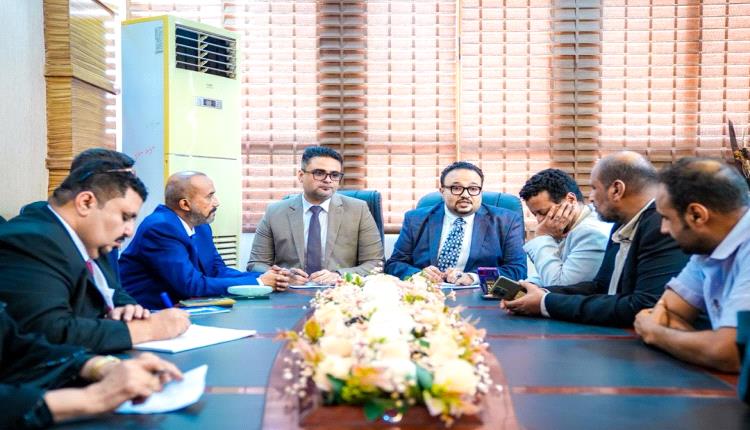 نائب وزير الاعلام يتفقد سير العمل في مؤسسة 14 اكتوبر للصحافة والنشر بعدن