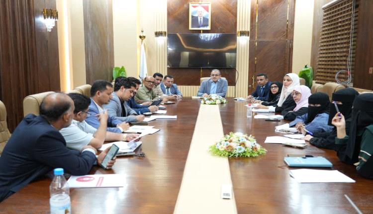 وزير الصحة يناقش الوضع الوبائي والإجراءات الوقائية في عدن