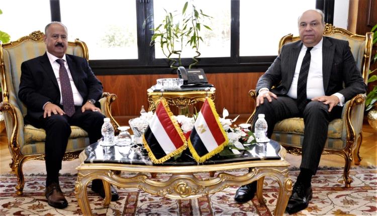 وزير النقل يبحث مع وزير الطيران المدني المصري تعزيز التعاون في قطاع الطيران والملاحة الجوية