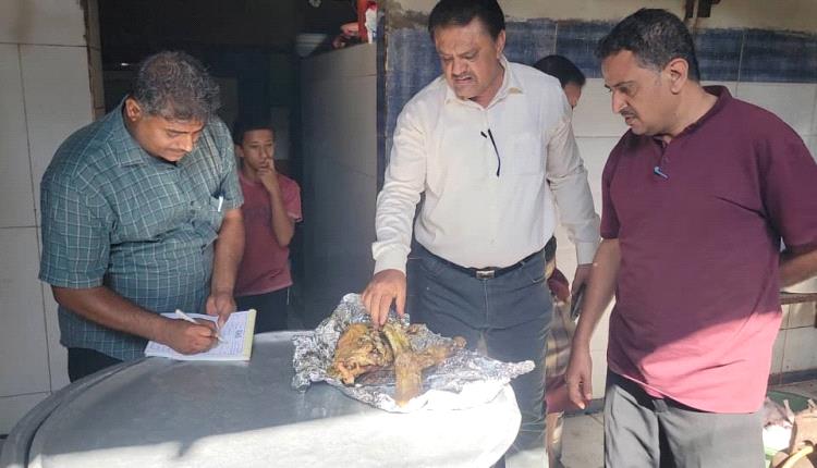 بعد ضبط أغذية مطبوخة مبيتة..
صحة البيئة بالمنصورة يتخذ إجراءات رادعة بحق المطاعم المخالفة للإشتراطات الصحية