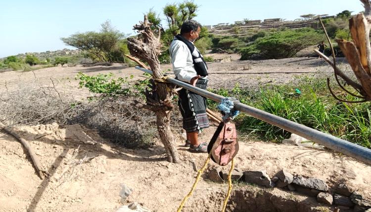 مدير الموارد المائية بالمسيمير يوقف بئرا مخالف في حبيل حنش ويحذر من الحفر العشوائي الذي يهدد المياه الجوفية بالمديرية