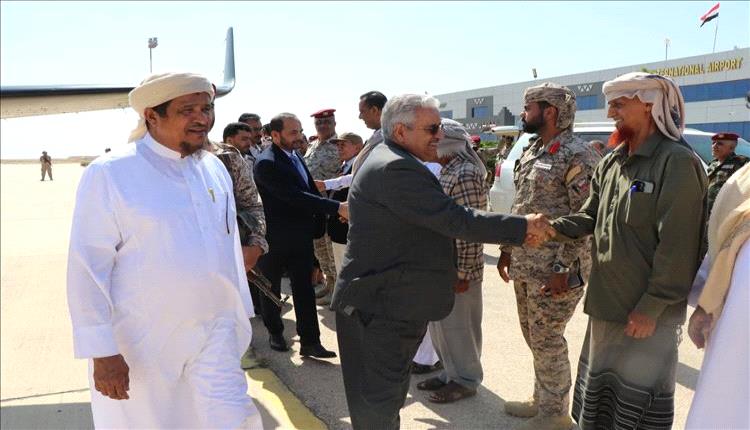 أمين عام محلي المهرة يستقبل رئيس جهاز أمن الدولة بمطار الغيضة