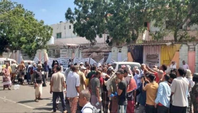 اعتصام مفتوح لأسر الشهداء والجرحى أمام بوابة المعاشيق بالعاصمة عدن