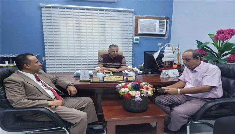 لقاء تنسيقي بين قيادة الحراك الثوري ومدير عام المعلا لتعزيز العمل المشترك