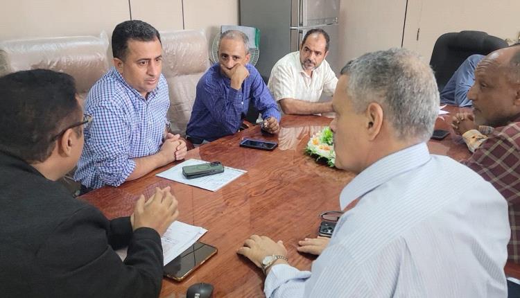 خلال لقائه بمدراء "الأشغال" ومؤسستي "الكهرباء" و"الصرف الصحي" بعدنالداؤودي" يناقش تركيب تيار ساخن للشوارع الرئيسية ومحطة الضخ وتحسين الشبكة الكهربائية بالبريقة.