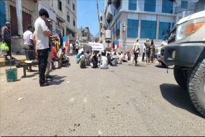 احتجاجات لجنود اللواء الثالث حزم أمام معاشيق بعد قرارات فصل واسعة