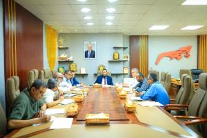 شيخ يوجّه ببدء المرحلة الأولى من مشروع تأهيل شوارع وطرق مديريات ع..