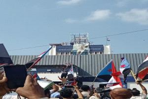 إعادة رفع صورة الرئيس الزُبيدي فوق مقر عمومية الانتقالي