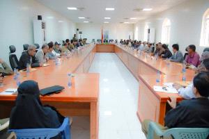 محافظ شبوة يعلن الموافقة على إنشاء مصفاة نفطية ويثمن دور السعودية في مساندة جهود التنمية  