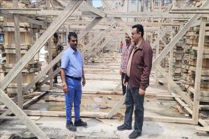 مدير عام المنصورة يتفقد الأعمال الإنشائية بمشروع بناء مدرسة الفقيد قاسم الحوثري في بلوك ( 12 )