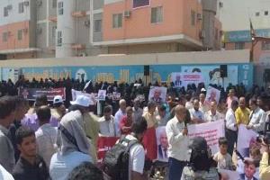 وقفة احتجاجية أمام مدارس النورس بعدن للمطالبة بالعدالة في قضية اغتيال الدكتور الشاعر