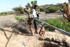 مدير الموارد المائية بالمسيمير يوقف بئرا مخالف في حبيل حنش ويحذر من الحفر العشوائي الذي يهدد المياه الجوفية بالمديرية