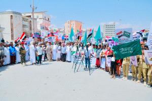 مسيرة جماهيرية بالمهرة تعلن تضامنها مع السعودية والدول العربية وتندد بالاعتداءات الإيرانية 