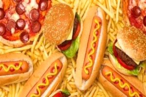 أطعمة مصنعة تضاهي أضرار التدخين.. تعرف عليها