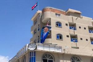 صور الرئيس الزُبيدي تتصدره.. إعادة فتح مقر الانتقالي في المكلا