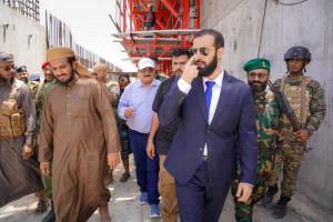 محافظ أبين يزور مشروع سد حسان الاستراتيجي ويشيد بمستوى الإنجاز المحقق