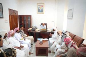 عضو مجلس القيادة الرئاسي محافظ حضرموت يلتقي مشايخ قبيلة العوامر ويطلع على أوضاع المناطق الصحراوية