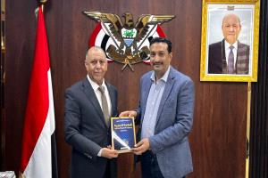 وزير الصناعة والتجارة يتسلم مؤلفًا قانونيًا حول الحماية الجنائية للعلامة التجارية