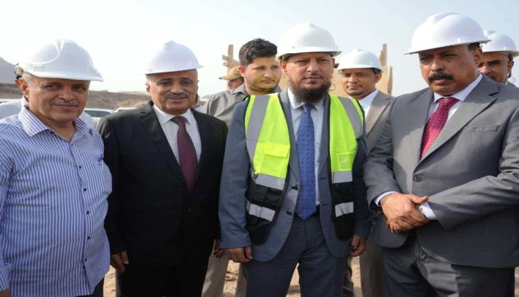 وزير الأشغال ومحافظ عدن يدشنان مشروع صيانة وترميم جسر البريقة القديم