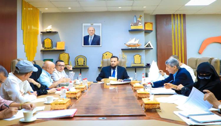 محافظ العاصمة عدن يترأس اجتماعًا لمناقشة أوضاع المياه والصحي ويقر عددا من الإجراءات لتعزيز منظومة العمل