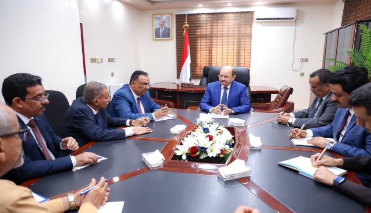 رئيس الوزراء يزور رئاسة مصلحة الجمارك ويؤكد على المسؤولية المشتركة لمواجهة التهريب 