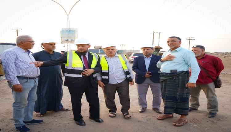 المحافظ شيخ يدشن أعمال تأهيل وسفلتة طريق تقاطع البريقة – بئر أحمد – الحرم الجامعي