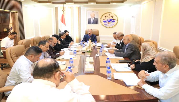 وزير النقل يناقش مع فريق الأمانة العامة لمجلس الوزراء مستوى تنفيذ خطط الوزارة ومشاريعها