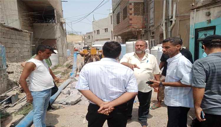 مدير عام خورمكسر يطلع على أعمال استبدال خط الصرف الصحي في حي القاعدة الإدارية