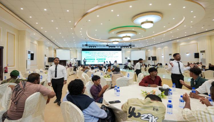 السلطة المحلية بالعاصمة عدن تحتفي بتزويج 40 عريسًا وعروسًا من أبناء خور مكسر
