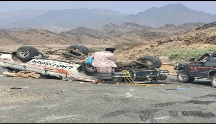 نجاة ركاب سيارة من حادث انقلاب على خط ثنهة