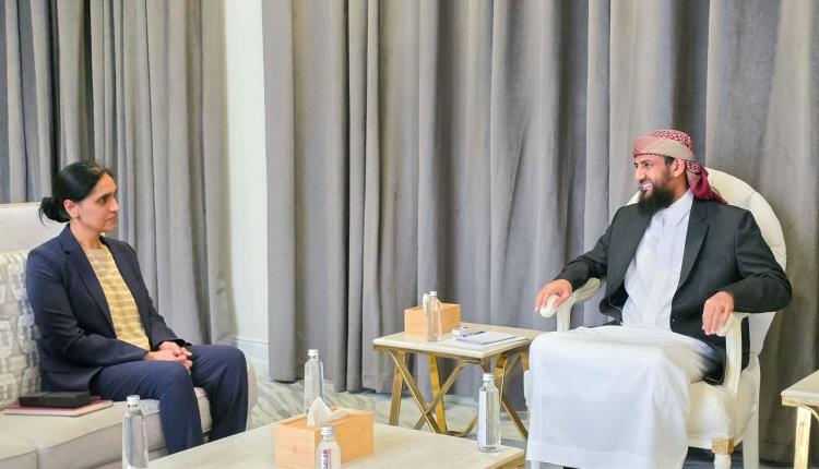 المحرّمي للسفيرة البريطانية: تحقيق السلام والاستقرار في اليمن يبدأ باستعادة الدولة ومؤسساتها وإنهاء الانقلاب