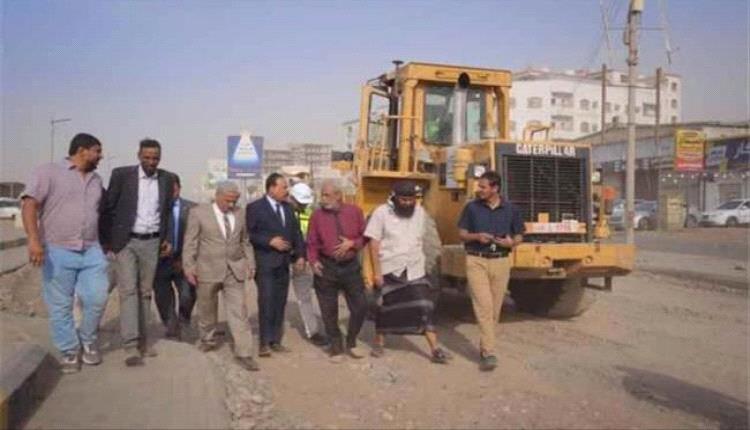 تدشين أعمال صيانة وتأهيل شارع كورنيش المحافظ في العاصمة عدن