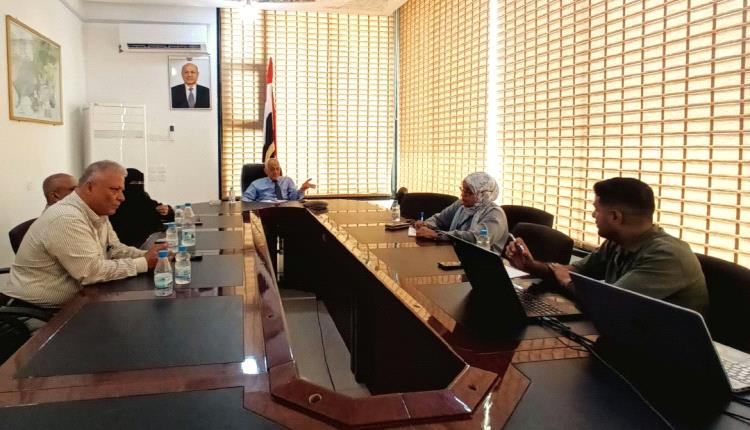 وكيل وزارة المياه والبيئة يتراس اجتماعًا لجنة تسيير مشروع التحسين الهيكلي للمياه والاصحاح البيئي في الريف اليمني في تعز والحديدة