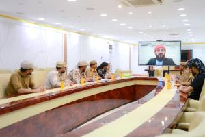 المحرّمي يعقد اجتماعاً عبر الاتصال المرئي مع قيادة محور المشاة والإسناد الثالث بالضالع