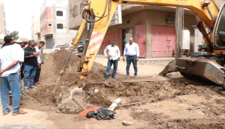 مدير عام مؤسسة مياه عدن يطلع على مستوى إنجاز مشروع تركيب خطوط الصرف الصحي في بلوك (10) بالمنصورة