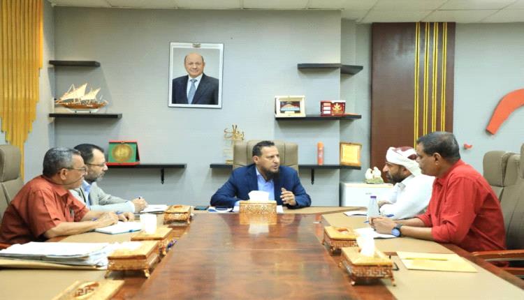 محافظ عدن يناقش مع مدير عام مكتب الواجبات الزكوية آليات تعزيز الإيرادات وتحسين الأداء