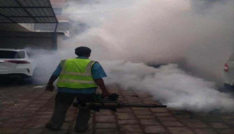 تواصل حملات الرش الضبابي ومكافحة الكلاب الضآلة في عدد من أحياء مديرية صيرة بعدن