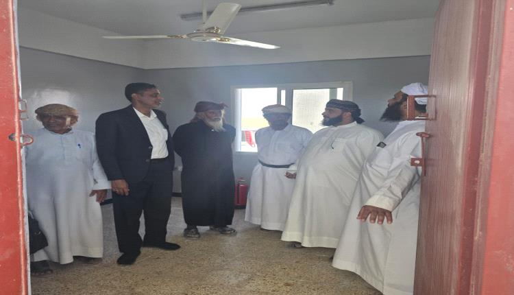 بحضور الأسد و حوري اجراء عملية الاستلام المبدئي لمشروع مركز الإنزال السمكي بصقر بمديرية حصوين في المهرة بدعم من برنامج الأمم المتحدة الإنمائي (UNDP ) 