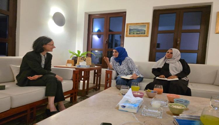 السفيرة الفرنسية لدى اليمن تؤكد دعم بلادها لعودة المرأة للحكومة وتشيد بكفاءة الوزيرات الجدد