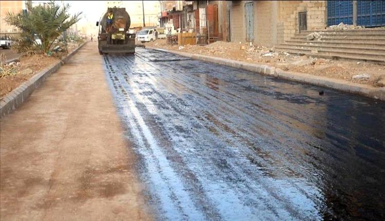 عدن : بدء رش مادة (MC) تمهيداً لسفلتة طريق التقنية – إنماء بالمنصورة لإنهاء معاناة المواطنين