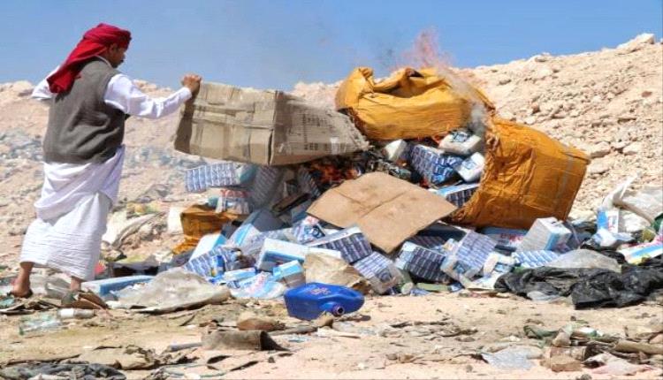 إتلاف 1300 لتر من العصائر المخالفة للمواصفات في الغيضة بمحافظة المهرة