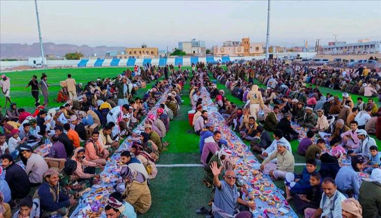 السلطة المحلية وقيادة القوات المشتركة للتحالف العربي تقيمان مأدبة إفطار جامعة في عتق