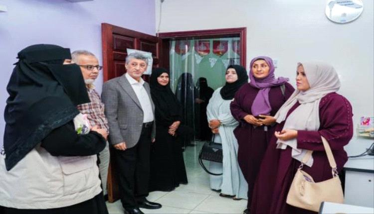 الوزيرة جعسوس تطلع على خدمات المؤسسة الوطنية لمكافحة السرطان في عدن