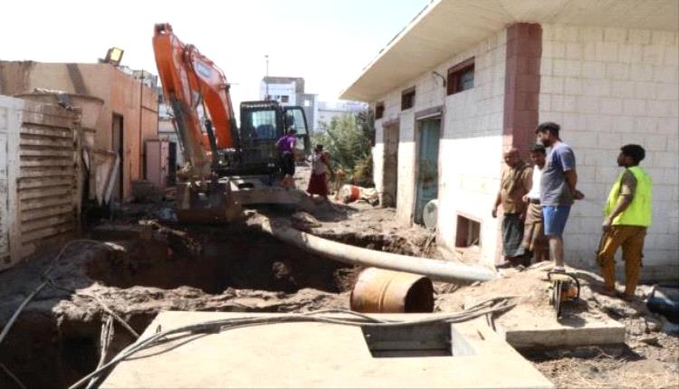 فرق مؤسسة مياه عدن تعمل على إصلاح كسر في محطة ضخ الصرف الصحي بالمنصورة