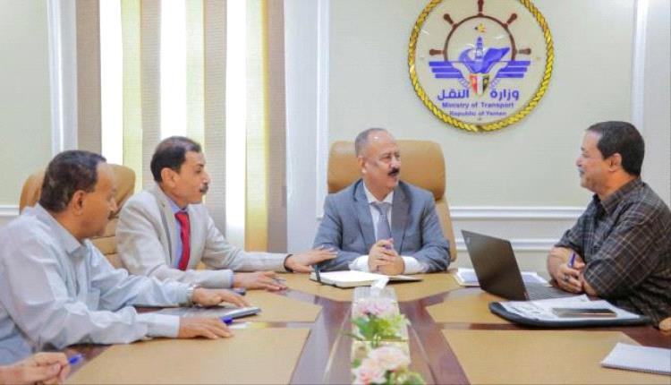 وزير النقل يناقش مستوى أداء العمل ومشروع إعادة تأهيل ميناء المخا
