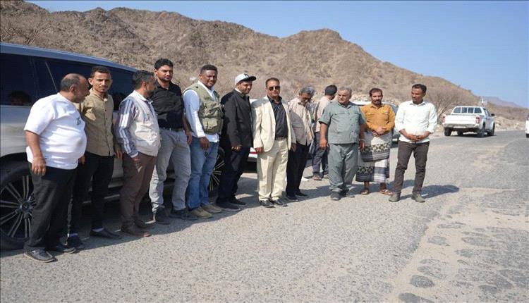 بتوجيهات وزير الاشغال العامة .. تسليم موقع مشروع تأهيل طريق حبيل جبر – العسكرية بلحج بطول 18 كيلومتراً الى الجهة المنفذة