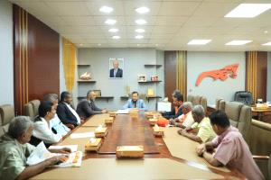 محافظ العاصمة عدن يبحث مع رئيس الاتحاد العام لنقابات عمال الجنوب إعداد مصفوفة شاملة للإشكاليات القائمة والحلول الممكنة