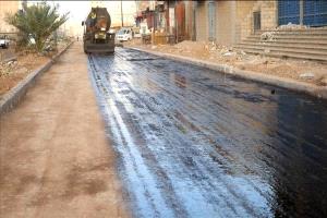 عدن : بدء رش مادة (MC) تمهيداً لسفلتة طريق التقنية – إنماء بالمنصورة لإنهاء معاناة المواطنين