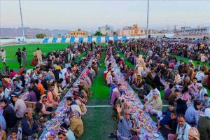 السلطة المحلية وقيادة القوات المشتركة للتحالف العربي تقيمان مأدبة إفطار جامعة في عتق