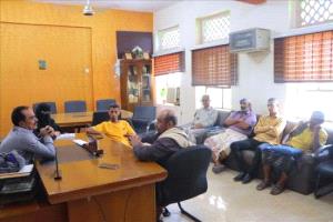 مدير عام خورمكسر يعقد اجتماعًا لمناقشة مستوى النظافة وضبط الأسعار بالمديرية